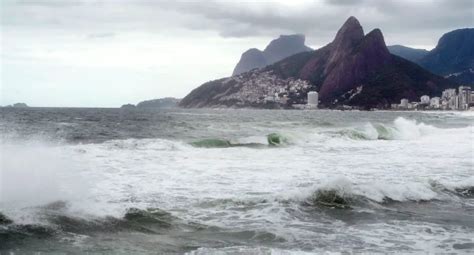 Ressaca Com Ondas De 35 Metros Deve Continuar No Rio De Janeiro