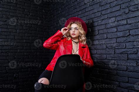 Portrait En Studio D Une Fille Blonde Au Chapeau Rouge Lunettes Et Veste En Cuir Pos E Sur Une