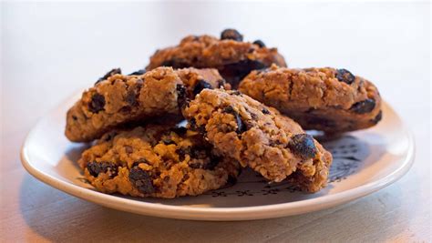 Cookies Med Sjokolade Aprikos Og Fiken Nrk Mat Oppskrifter Og