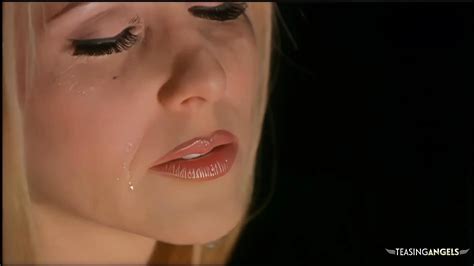 Una MILF Bionda Arrapata Viene Sedotta Da Un Artista Che Parla Dolcemente Con Un Grosso Cazzo