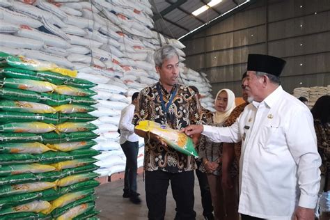 Bulog Ternate Jamin Stok Beras Aman Hingga Awal 2024 ANTARA News