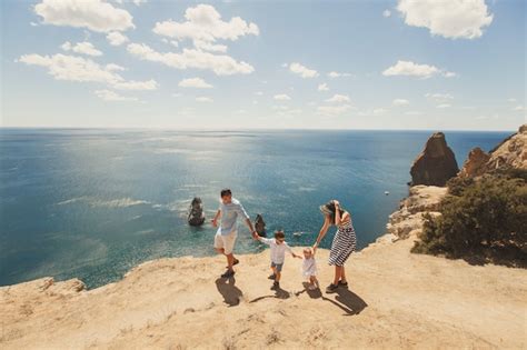 Família feliz de quatro pessoas andando nas montanhas Foto Premium