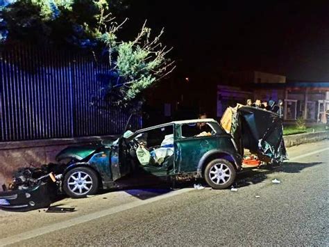 Bari Terribile Incidente La Scorsa Notte Un Auto Si Schianta Contro