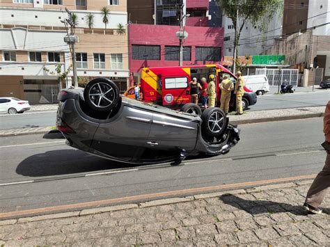 Idosa sofre apagão ao volante e capota carro após bater contra