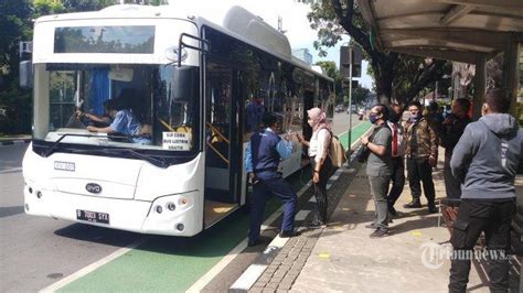 Anies Baswedan Targetkan Unit Bus Listrik Transjakarta Beroperasi