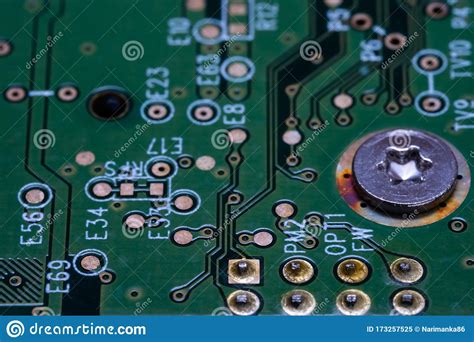 Microcircuito En El Tablero Con Pistas Y Contactos Imagen De Archivo