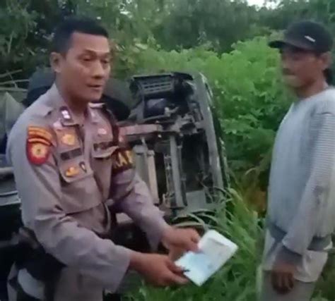 Tak Kuat Menanjak Truk Tangki Bermuatan Solar Terguling Di Jalur Poros