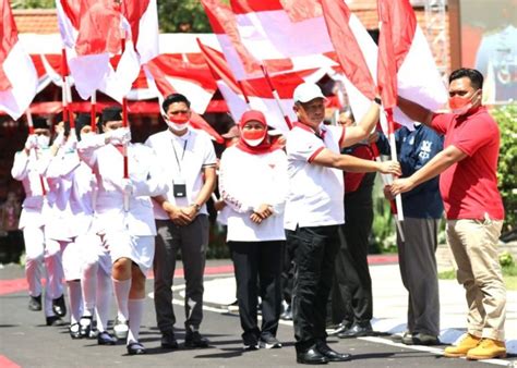 Khofifah Dukung Gerakan Berbagi 10 Juta Bendera Merah Putih Surabaya