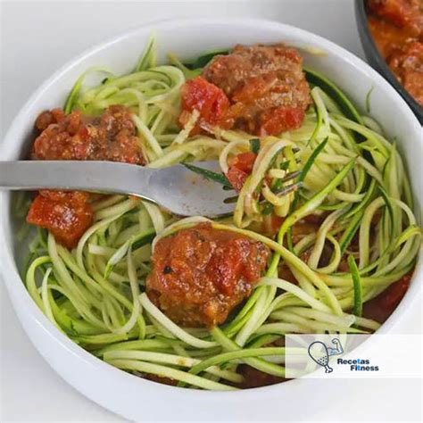 Pasta de calabacín con salsa de tomate y albóndigas veganas Recetas