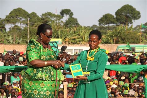 Prof Mama Anna Tibaijuka Akikabidhiwa Ilani Ya Ccm Katika Mkutano Wa