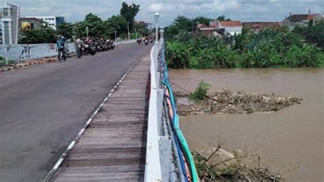 Melewati Bangunan Cagar Budaya Kabel Yang Ada Di Jembatan Lama Kota