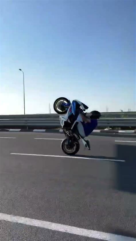 Superbike Suzuki Wheelie Crash Ride Superbike Suzuki Wheelie Crash