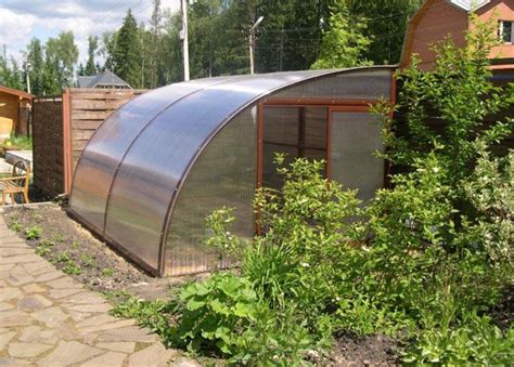 Фото теплиц из поликарбоната, оконных рам и бруса