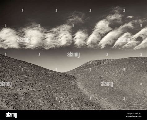 Nubes inusuales sobre el parque nacional valle de la muerte fotografías