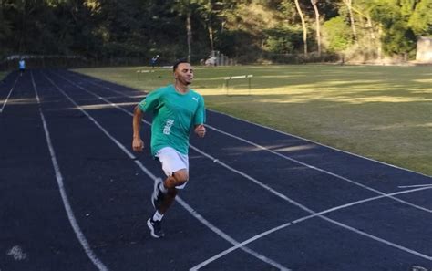 Inspirado em Bolt e incentivado pela avó promessa do atletismo