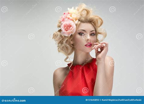 Mujer Joven Fabulosa Con Un Peinado De La Flor Imagen De Archivo