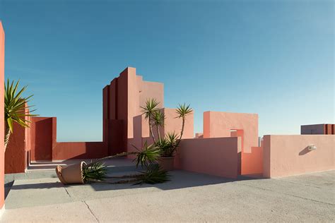 LA MURALLA ROJA :: Behance