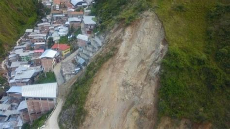 Alud sepulta decenas de casas en un pueblo andino de Perú