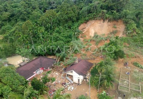 Longsor Timbun Rumah Di Padangpariaman Antara Foto