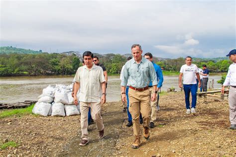 El Alcalde Dr Wilson Ca Izares Villamar Junto A La Prefecta Marcela