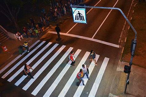 Placas que acendem à noite aumenta segurança de motori ABC do ABC