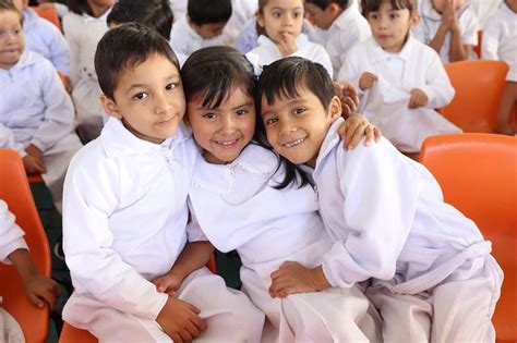 Entrega de certificados de preescolar a niños de las EBDIs Instituto