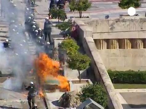 Grecia Violenti Scontri Tra Manifestanti E Polizia Video Dailymotion