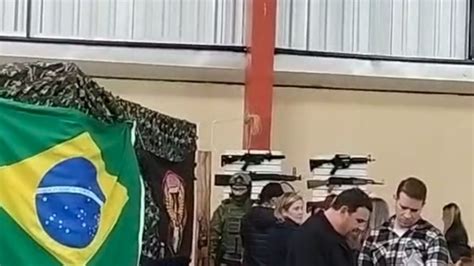 VÍdeo Atentados Em Escolas Colégio De Santa Catarina Expõe Réplicas De Armas Em Quermesse