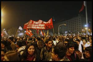 Estudiantes marchan sin miedo no a la represión policial