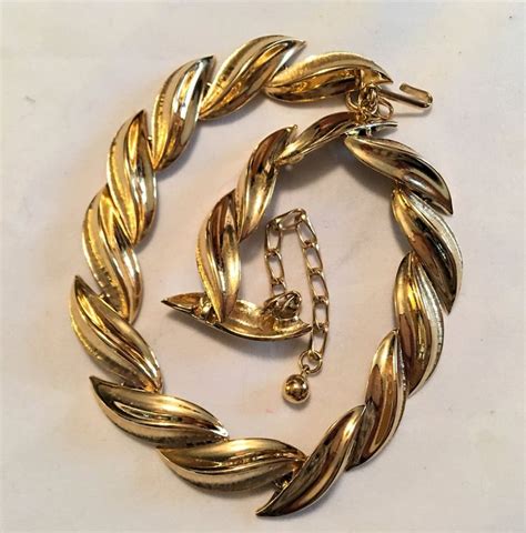 Vintage Trifari Signed Gold Tone Leaf Link Necklace Choker Costume