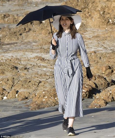 Nigella Lawson covers up in long-sleeved dress on Auckland beach ...