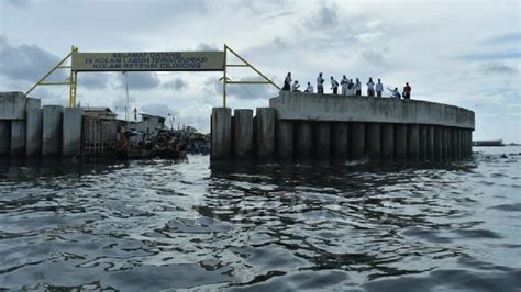 Pengambilan Air Suci Dari Tanggul Cilincing Saat Upacara Melasti Di