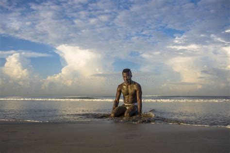 Homem Afro Americano Preto Atrativo E Sexy Novo O Corpo Muscular