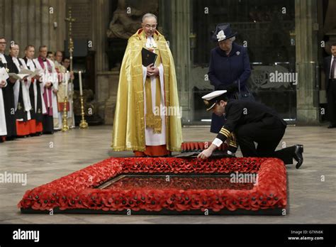 Queen elizabeth ii at the grave of the unknown warrior hi-res stock ...