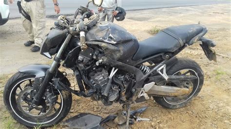 Motociclista morre após passar em quebra molas e cair na BR 101 no sul