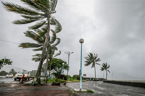 Cyclone Belal Un Mort La R Union Premiers D G Ts Sur L Le Maurice