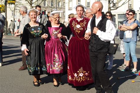 Costumes Traditionnels Bretons Du Morbihan Au Tradideiz De Vannes