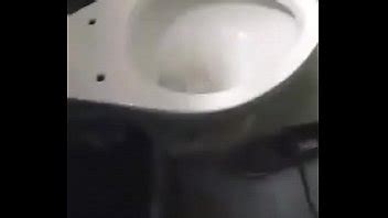 Lindo Pies Sumergido En Agua Termina En Bucake XVIDEOS