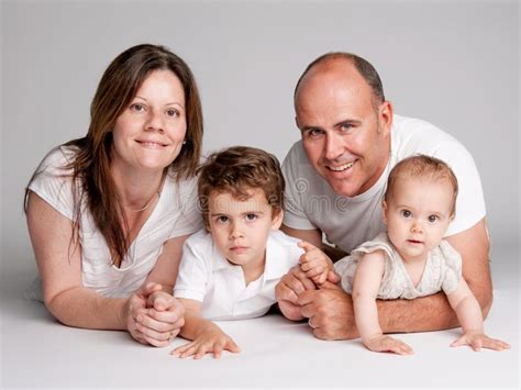 Retrato De La Familia Feliz Foto De Archivo Imagen De Newborn Beb