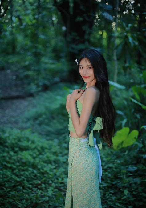 Yang Fuyu Is Exploring In The Forest So Beautiful Inews