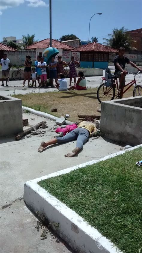 IMAGENS FORTES Uma mulher foi morta a pedradas e pauladas na manhã