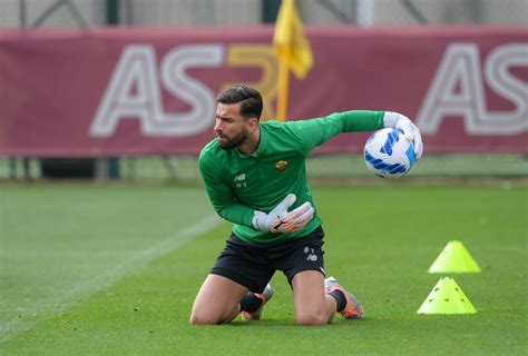 Trigoria Roma In Campo Per Preparare La Trasferta Di Firenze Foto