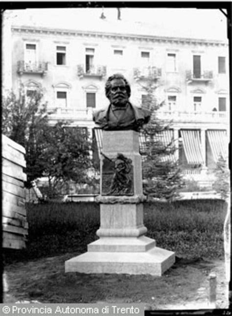 Trento piazza Dante monumento a Giosuè Carducci Trentino Cultura