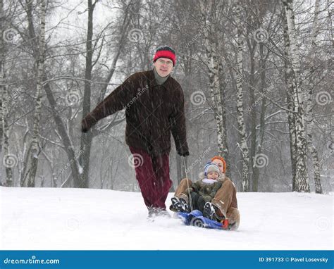 Laufende Familie Auf Schlitten Winter Stockbild Bild Von Mann