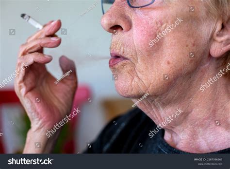 Mature Smoking 15 390 Images Photos Et Images Vectorielles De Stock