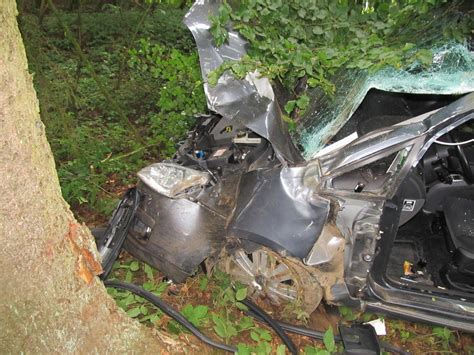 J Hrige Autofahrerin Stirbt Bei Zusammensto Mit Baum Auf B Bei Daun