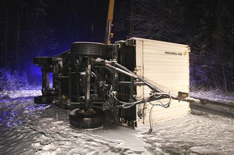 Gro Haager Forst Paket Lkw Kippt Bei Unfall Um