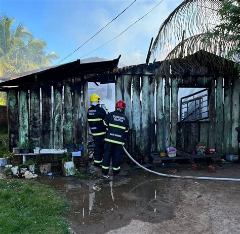 Casa de madeira é completamente destruída por incêndio em Colíder