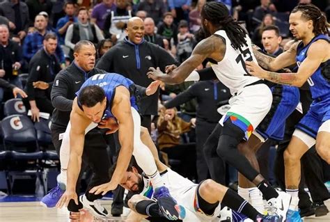 Escándalo En La Nba Una Salvaje Pelea En Timberwolves Magic Generó Una Batalla Campal Con Cinco