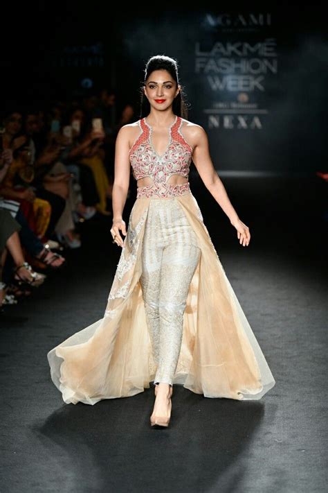 Gorgeous Kiara Advani at ramp walk of LFW 2018 | Lakme fashion week ...